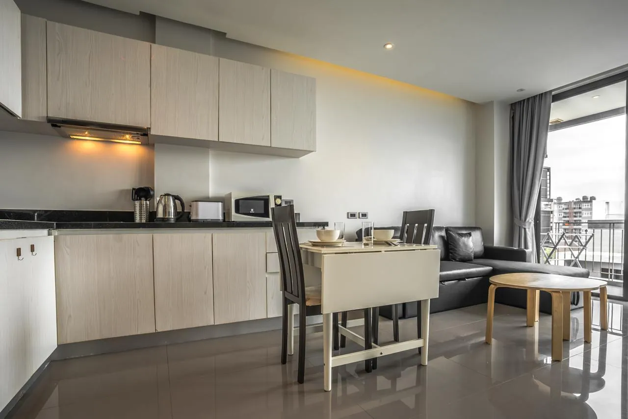 Апартаменты 2 спальни 70 м², ReLife Andaman — кухонная линия и зона отдыха