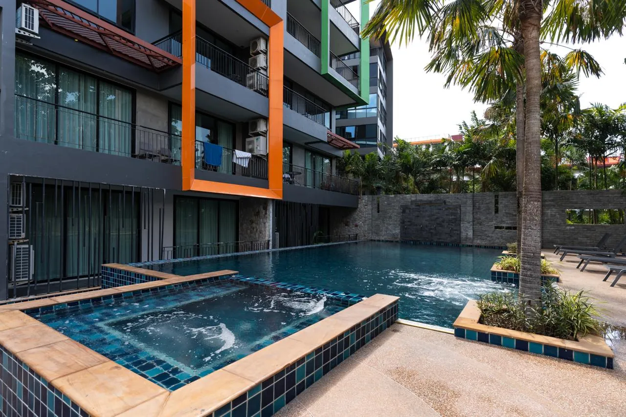 Апартаменты 2 спальни 70 м², ReLife Andaman — бассейн и фасад корпуса