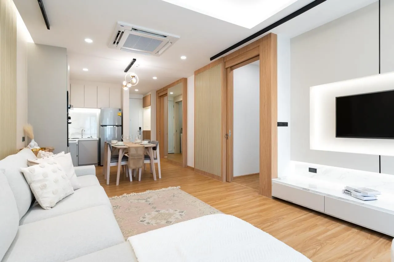 Апартаменты 2 спальни 90 м², ReLife Andaman — зона отдыха и телевизор