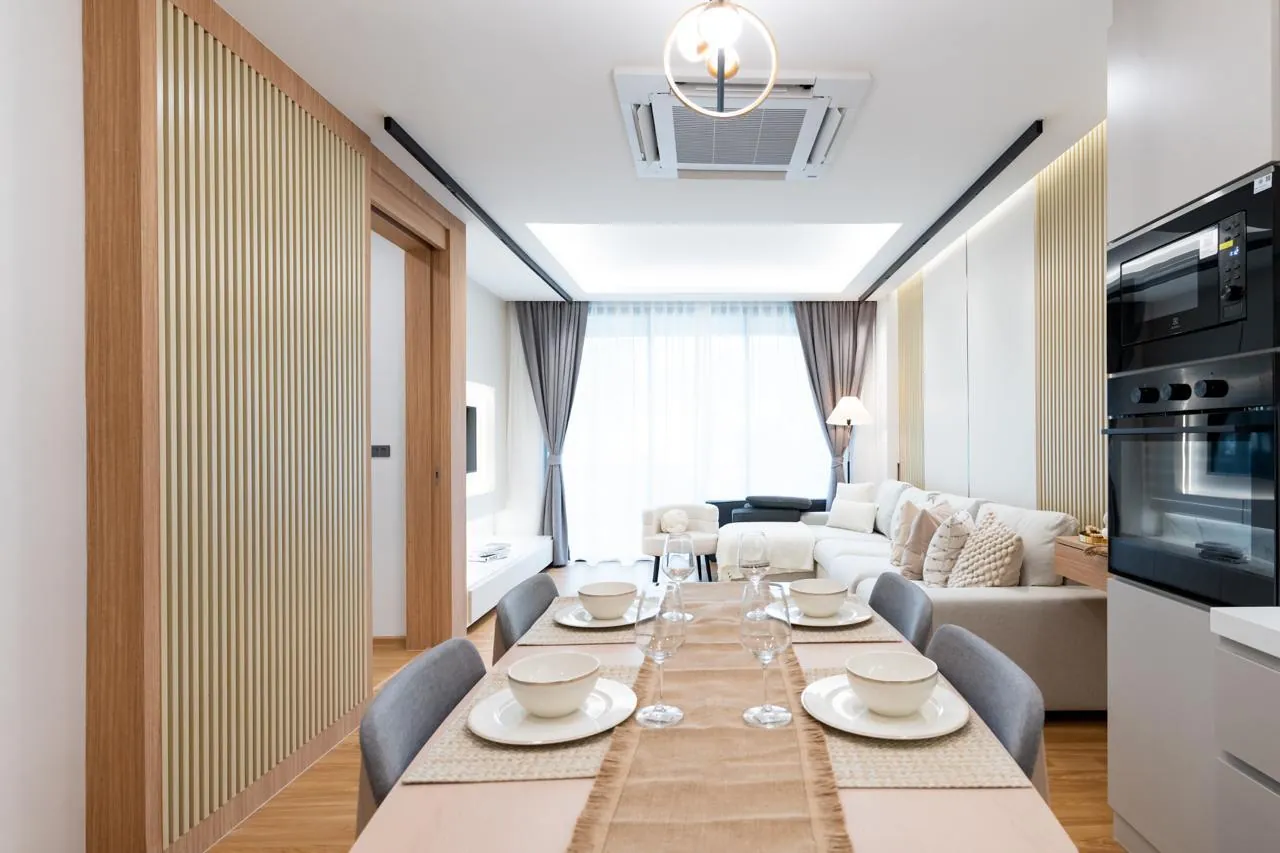 Апартаменты 2 спальни 90 м², ReLife Andaman — обеденный стол и реечная перегородка