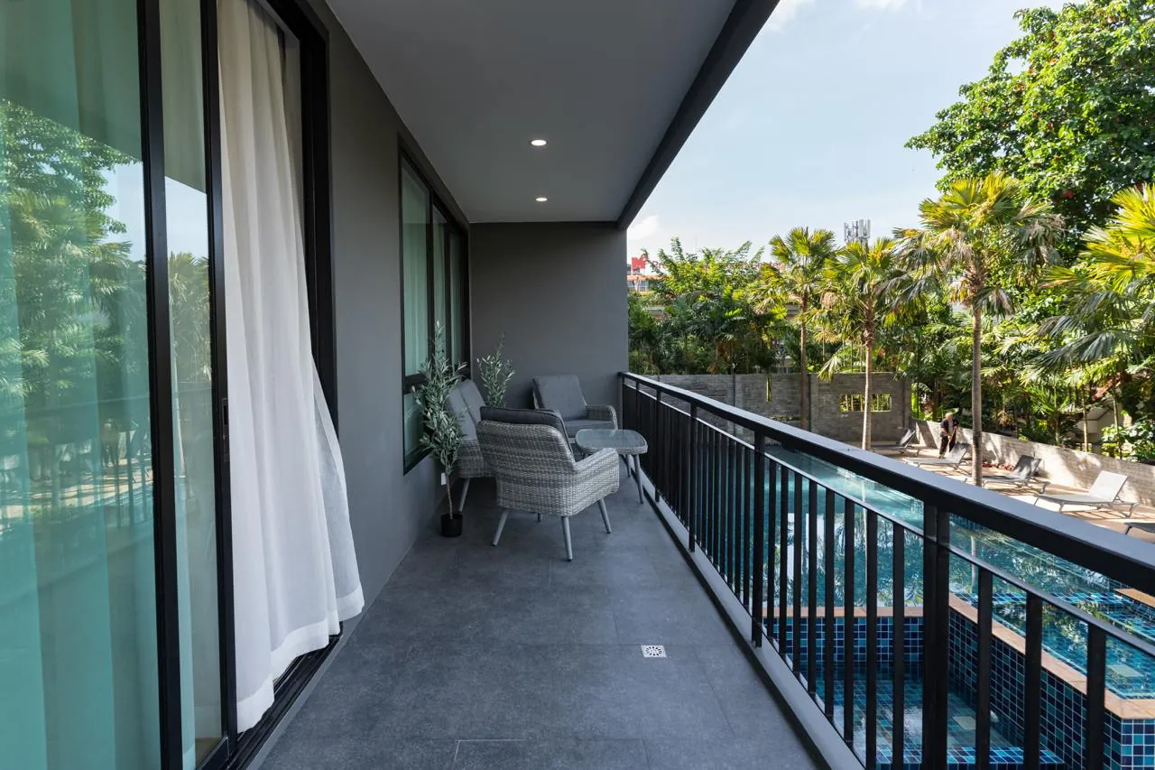 Апартаменты 2 спальни 90 м², ReLife Andaman — терраса с креслами и видом на бассейн