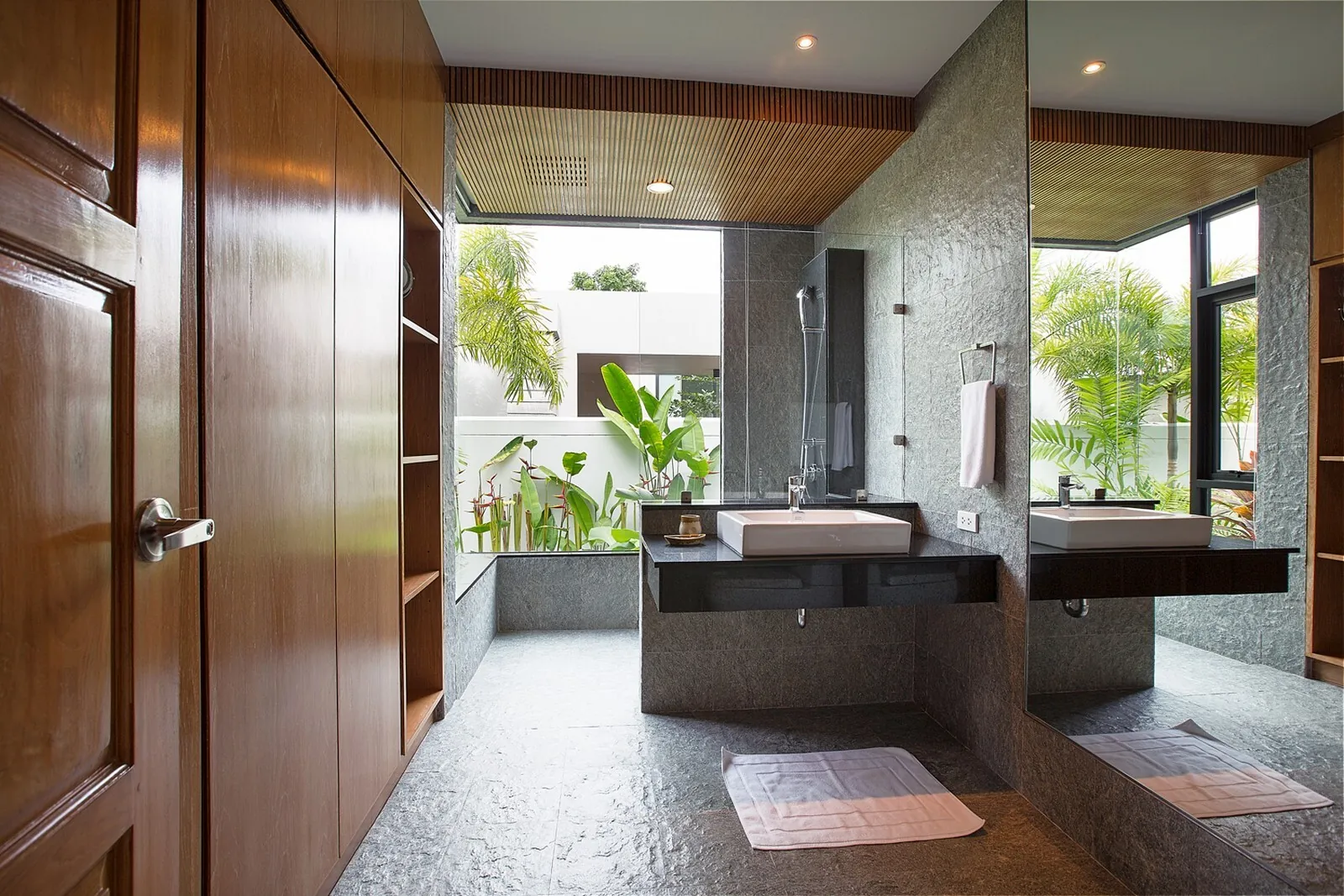 Villa Pulau, Най Харн — ванная комната с гардеробной