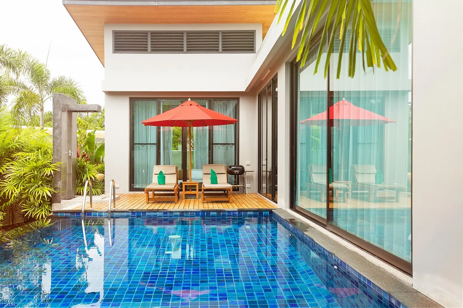 Villa Pulau, Най Харн — терраса и бассейн с деревянным настилом