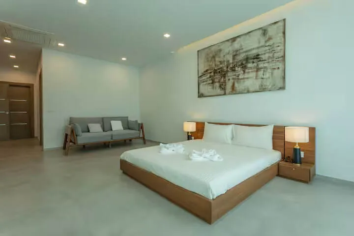 Civetta Grand Villa, Най Харн — спальня с диваном и кроватью