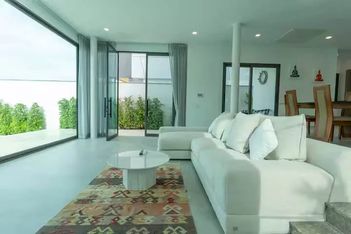 Civetta Grand Villa, Най Харн — гостиная с панорамными дверями в сад