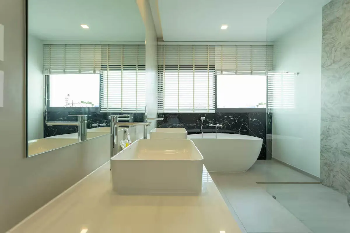 Civetta Grand Villa, Най Харн — ванная с отдельно стоящей ванной