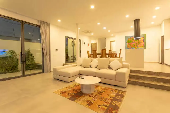 Civetta Grand Villa, Най Харн — гостиная, вид на кухню и столовую