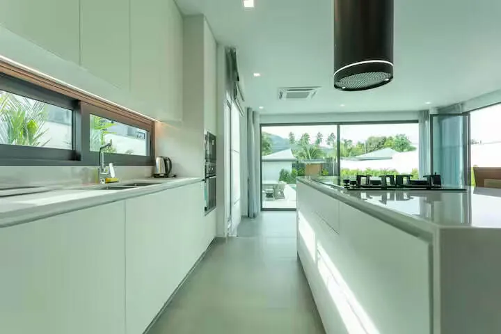 Civetta Grand Villa, Най Харн — кухонная линия и выход в сад