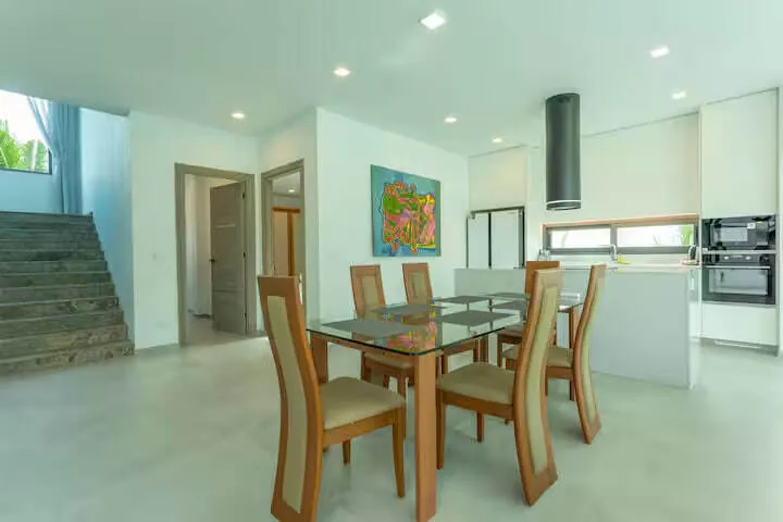 Civetta Grand Villa, Най Харн — столовая и лестница на второй этаж