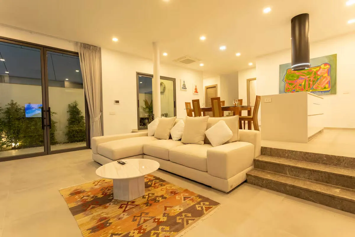 Civetta Grand Villa, Най Харн — гостиная в вечернем свете
