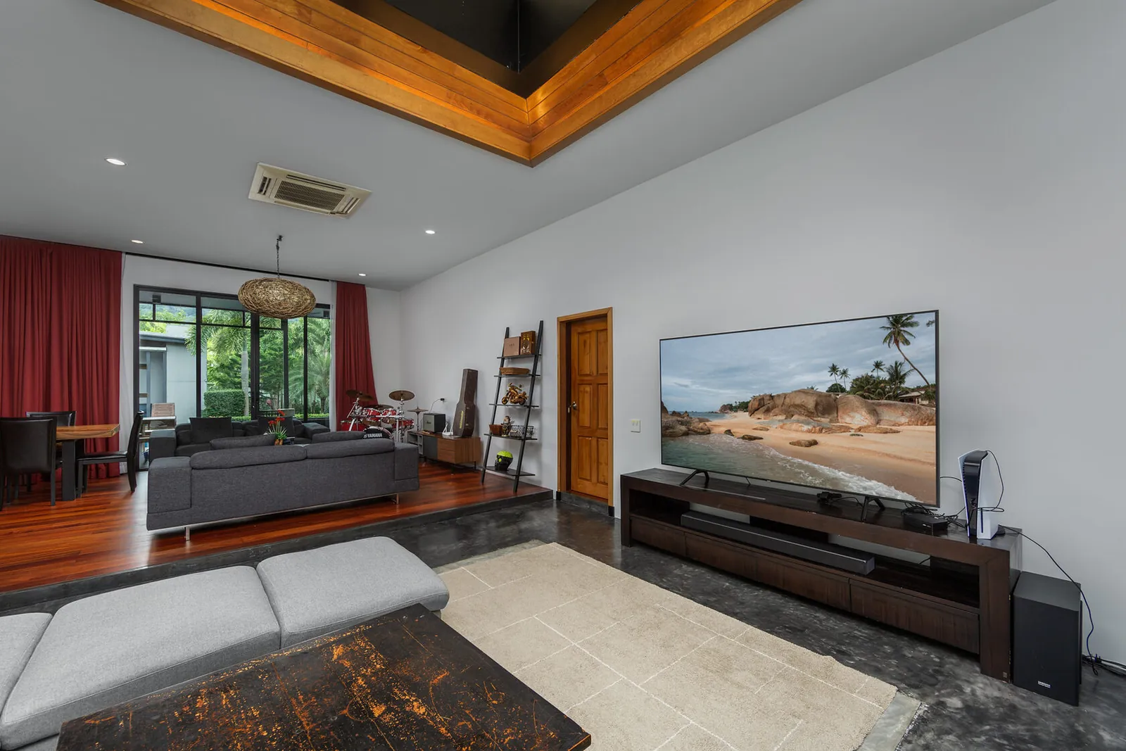 Villa Aroha, Най Харн — гостиная с деревянным потолком и ТВ-зоной