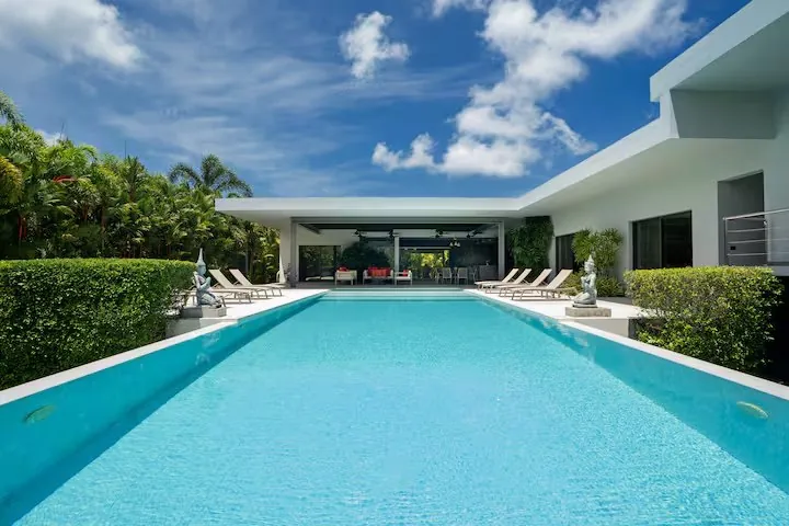 Mayacol Luxury Villa, Най Харн — бассейн 17 метров и фасад виллы