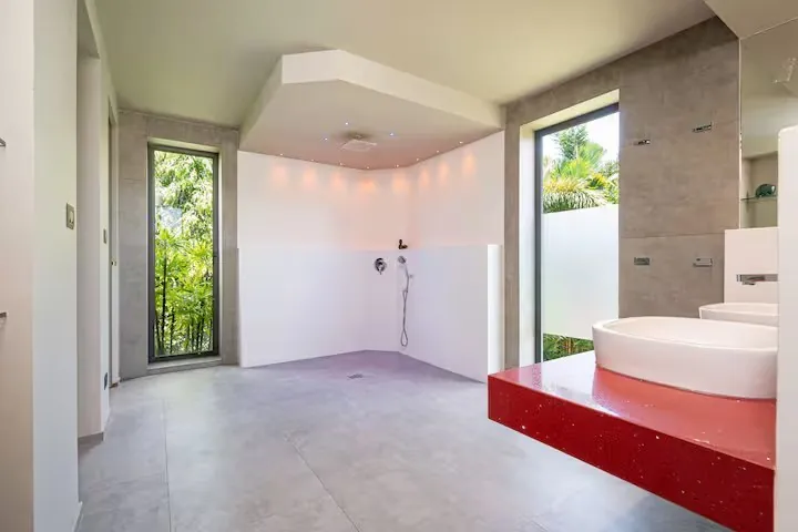 Mayacol Luxury Villa, Най Харн — ванная комната с ванной и душем