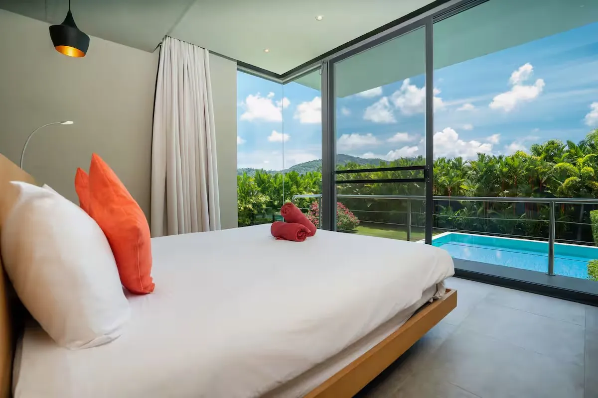 Mayacol Luxury Villa, Най Харн — спальня с панорамным окном в сад
