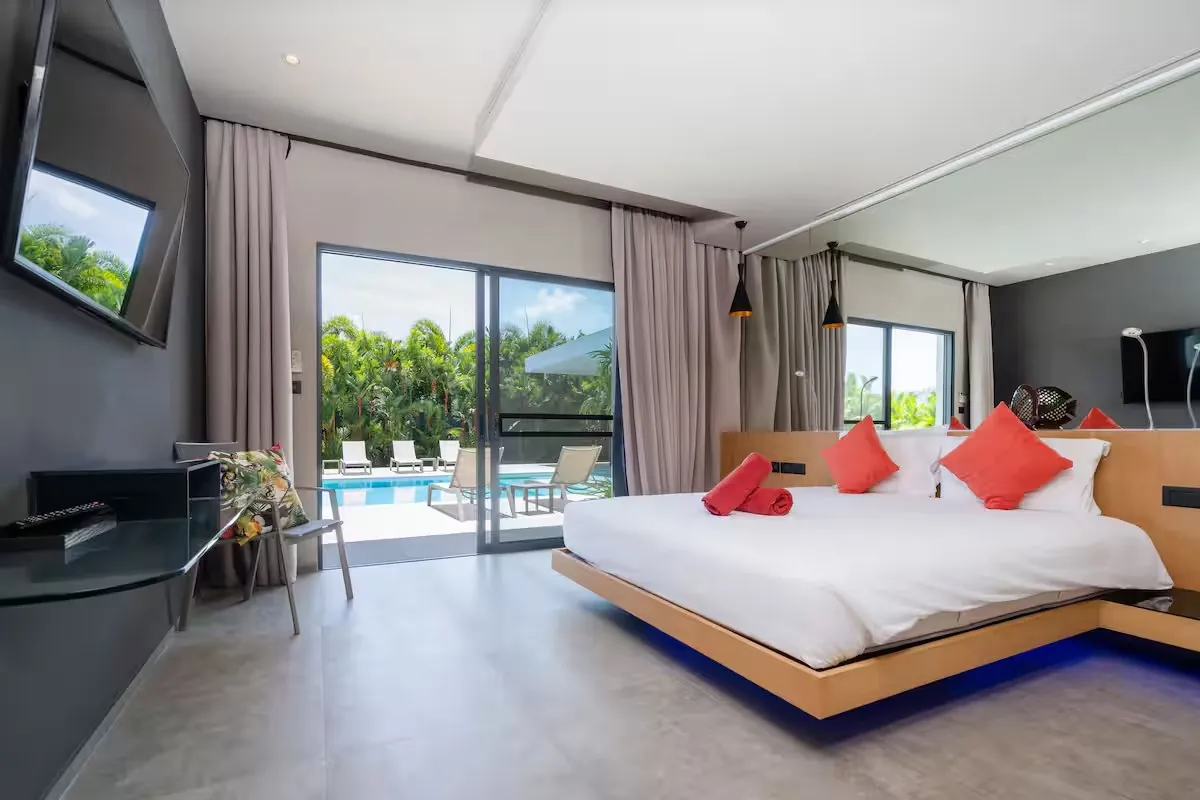 Mayacol Luxury Villa, Най Харн — спальня с рабочим столом и видом на бассейн