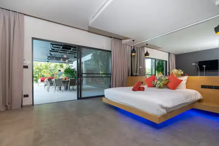 Mayacol Luxury Villa, Най Харн — спальня с выходом на террасу