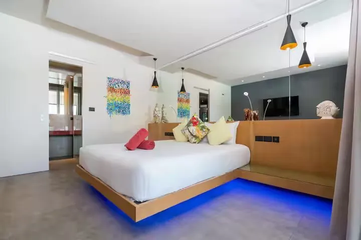 Mayacol Luxury Villa, Най Харн — спальня с зеркальной стеной