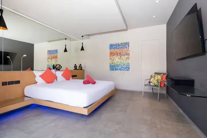 Mayacol Luxury Villa, Най Харн — спальня с телевизором и подсветкой кровати