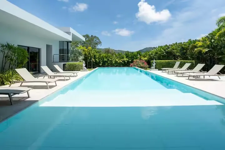 Mayacol Luxury Villa, Най Харн — бассейн 17 метров с шезлонгами