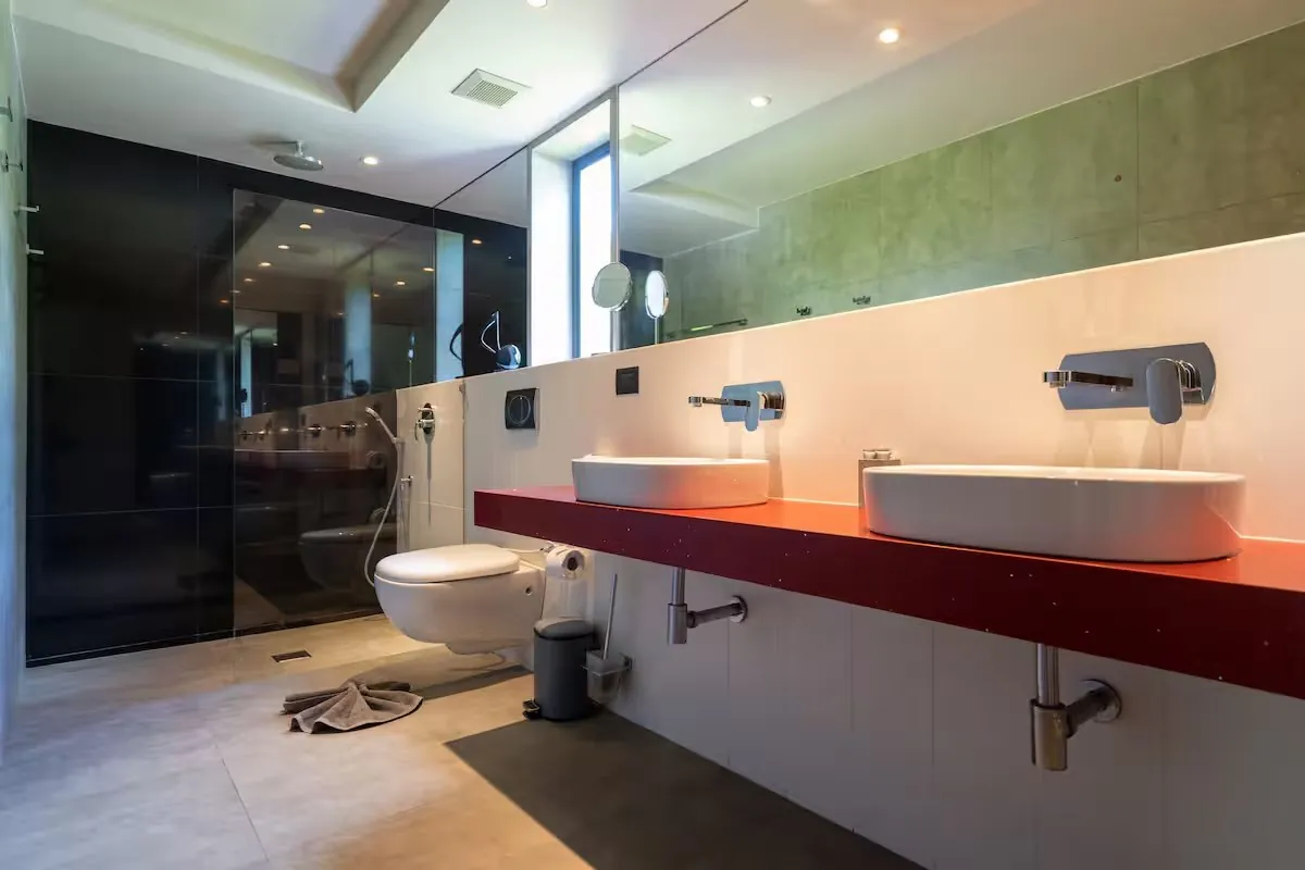 Mayacol Luxury Villa, Най Харн — ванная комната с душевой кабиной
