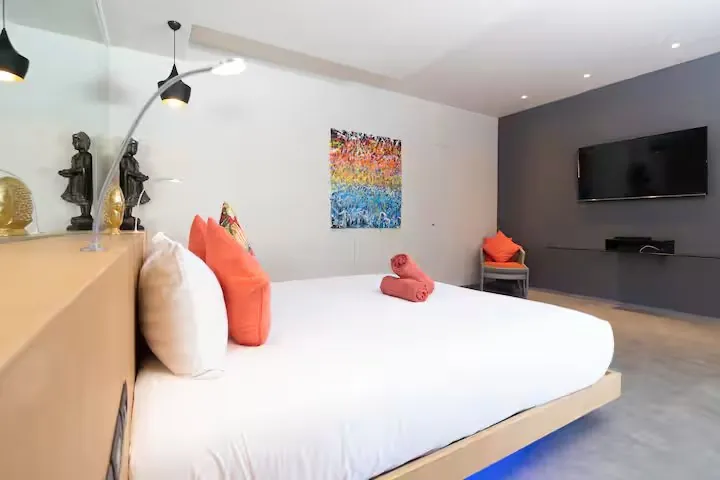 Mayacol Luxury Villa, Най Харн — спальня с кроватью с подсветкой