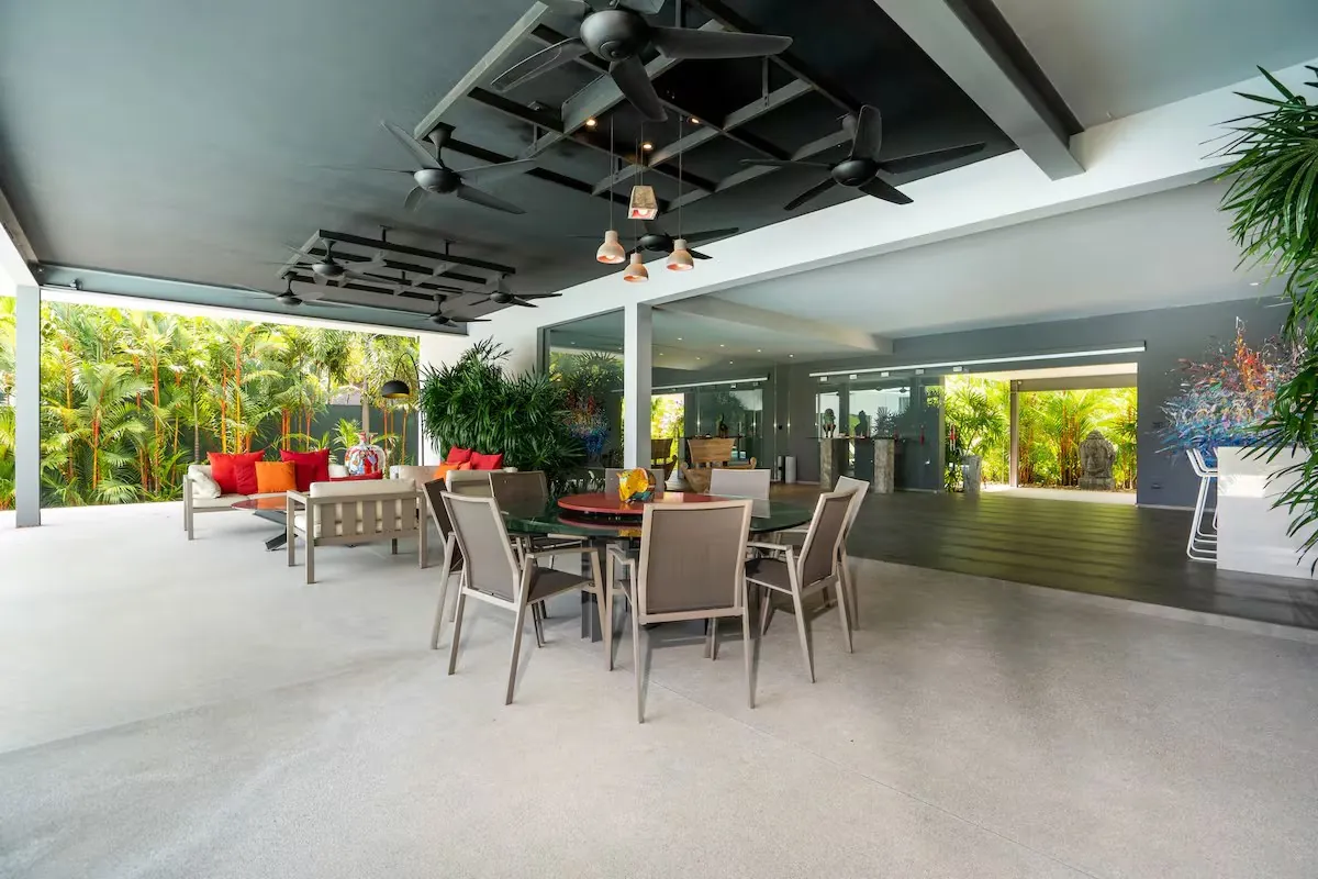 Mayacol Luxury Villa, Най Харн — открытая гостиная-терраса с обеденной зоной