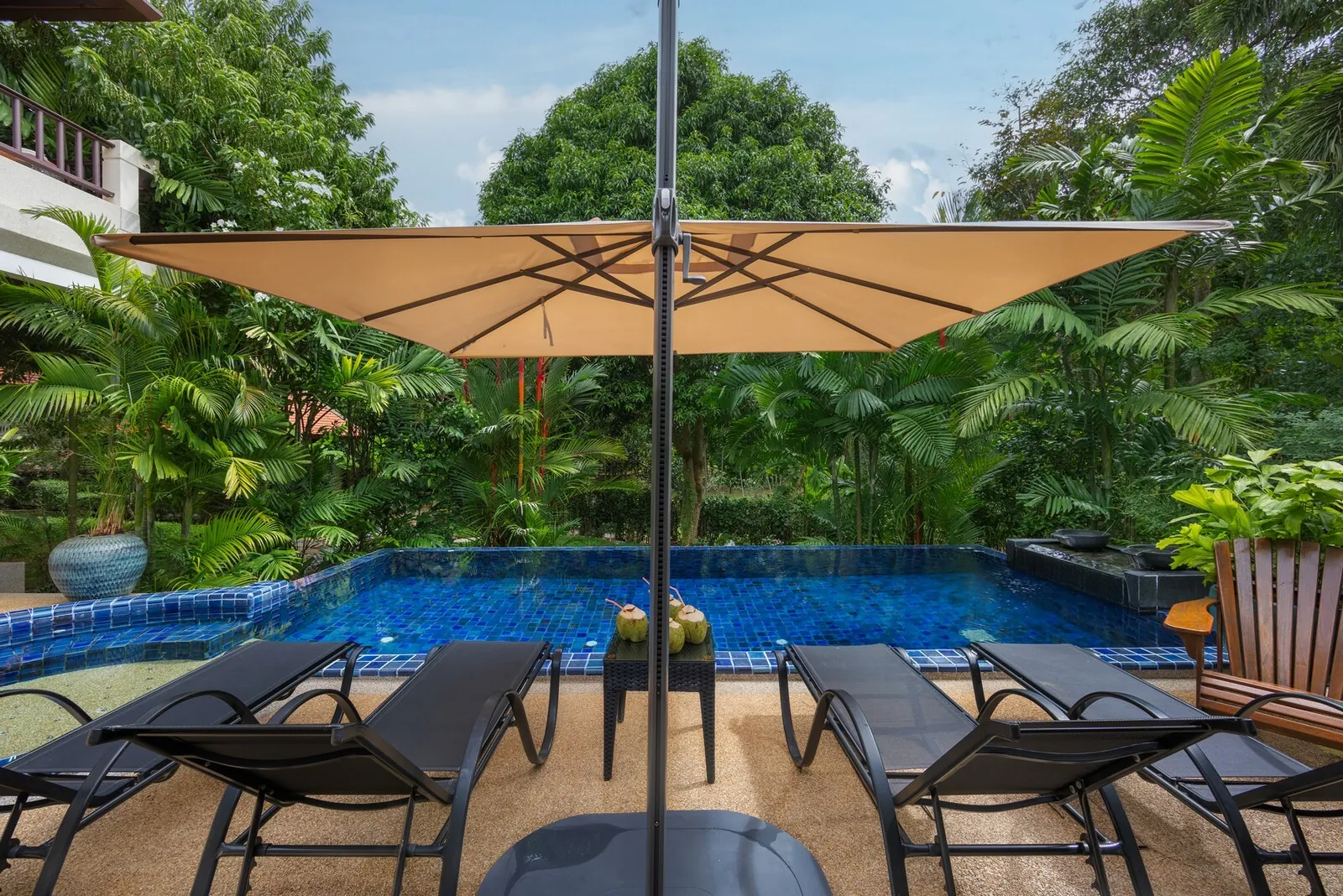 Villa Meraya, Най Харн — шезлонги под зонтом у бассейна