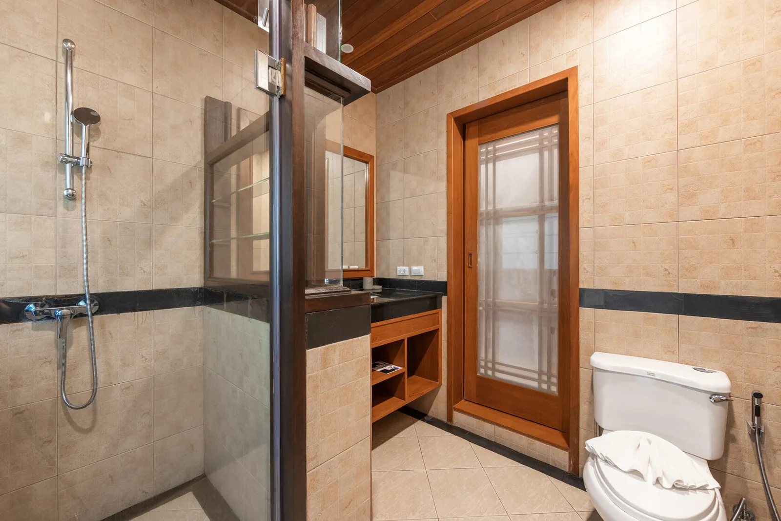 Villa Meraya, Най Харн — ванная комната с душевой кабиной