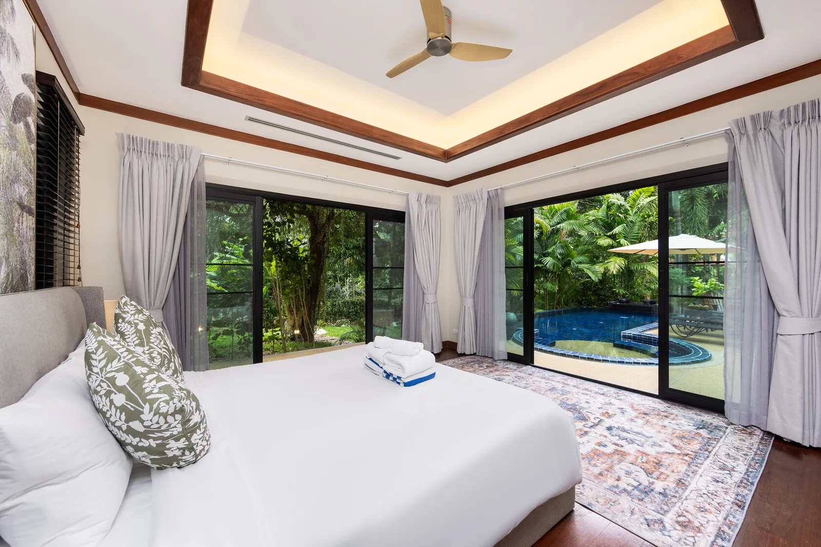 Villa Meraya, Най Харн — спальня с видом на бассейн