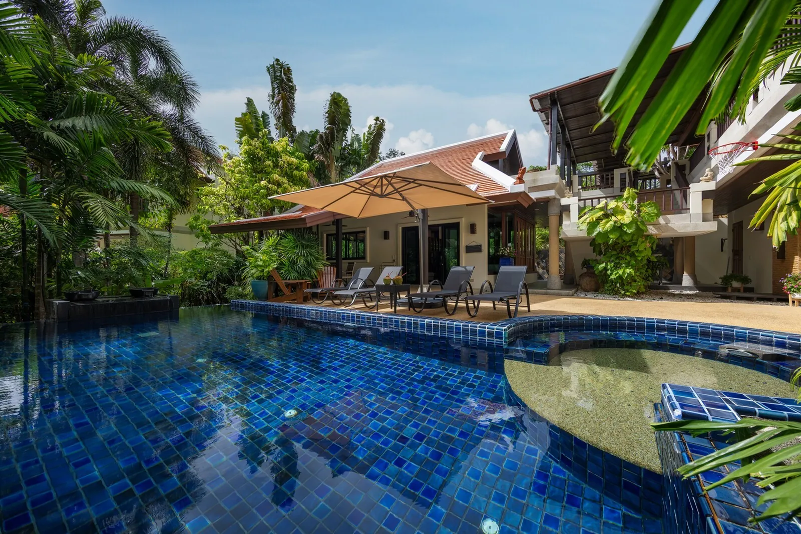 Villa Meraya, Най Харн — бассейн, вид со стороны сада