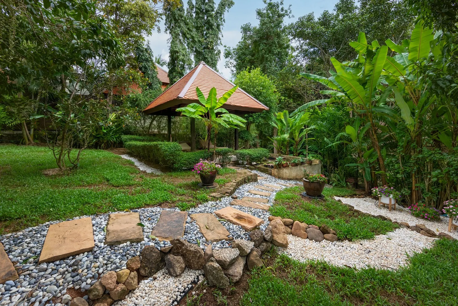 Villa Meraya, Най Харн — садовая дорожка и беседка