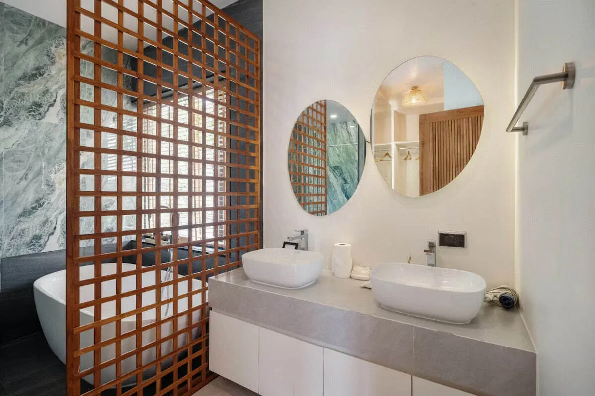 Project X Villa, Най Харн — ванная с двумя раковинами и деревянной перегородкой