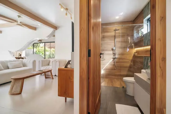 Project X Villa, Най Харн — вид из спальни в ванную комнату