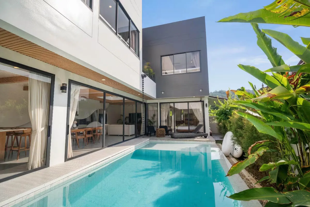 Project X Villa, Най Харн — бассейн и фасад виллы