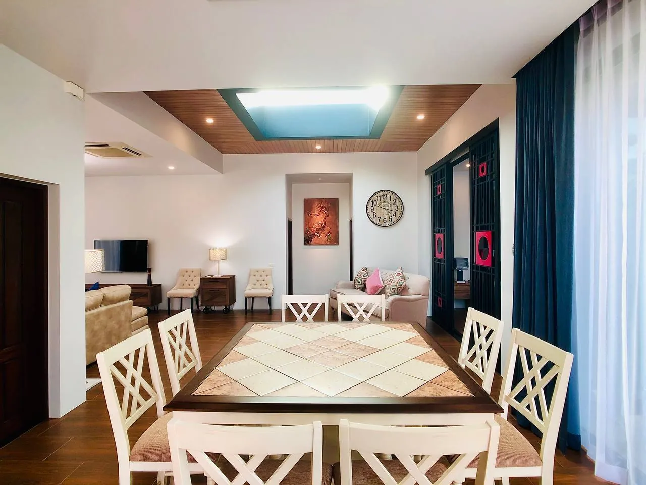 Baan Bua Villa 260 м², Най Харн — гостиная и обеденная зона