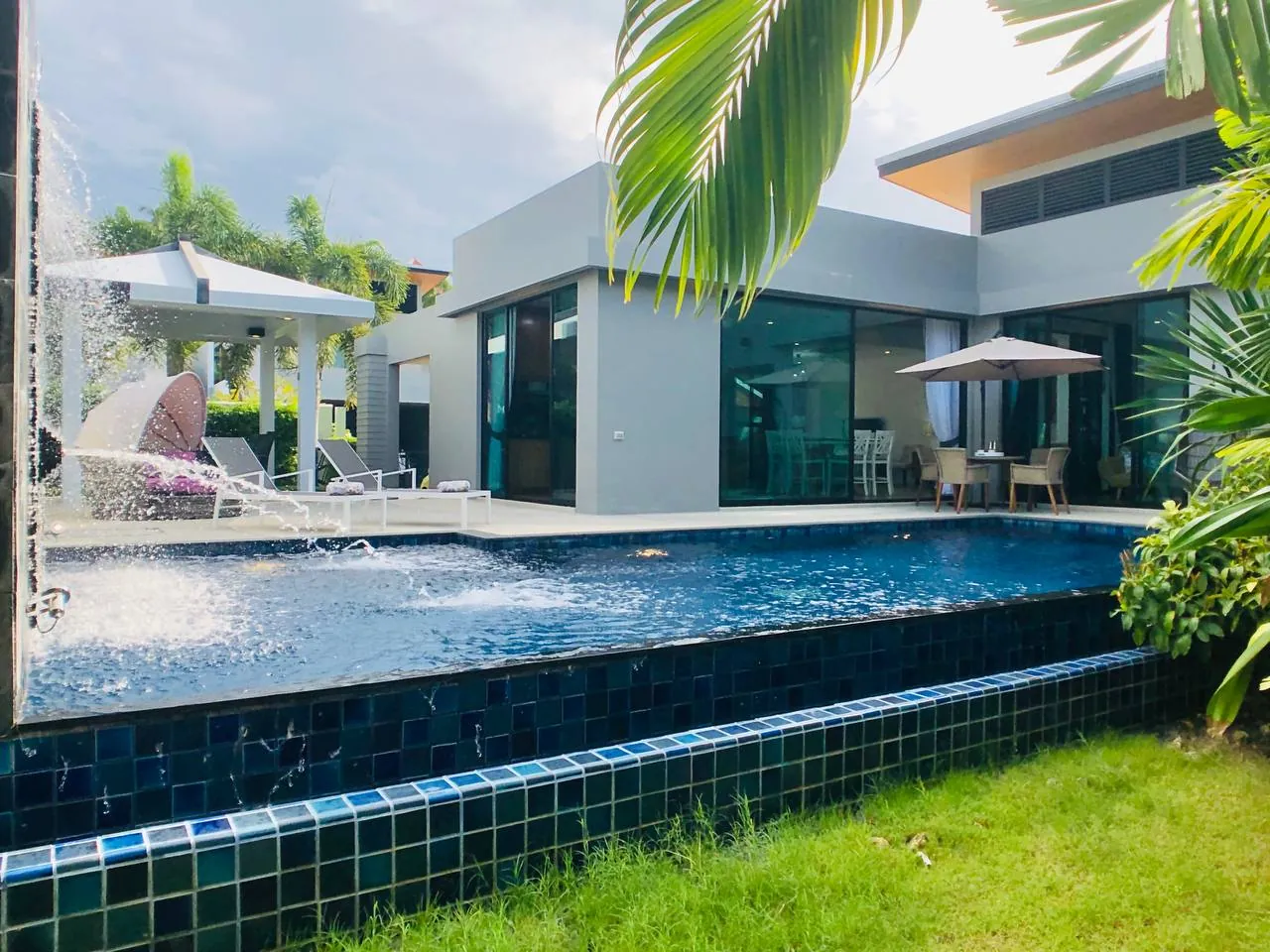 Baan Bua Villa 260 м², Най Харн — бассейн с фонтаном и фасад