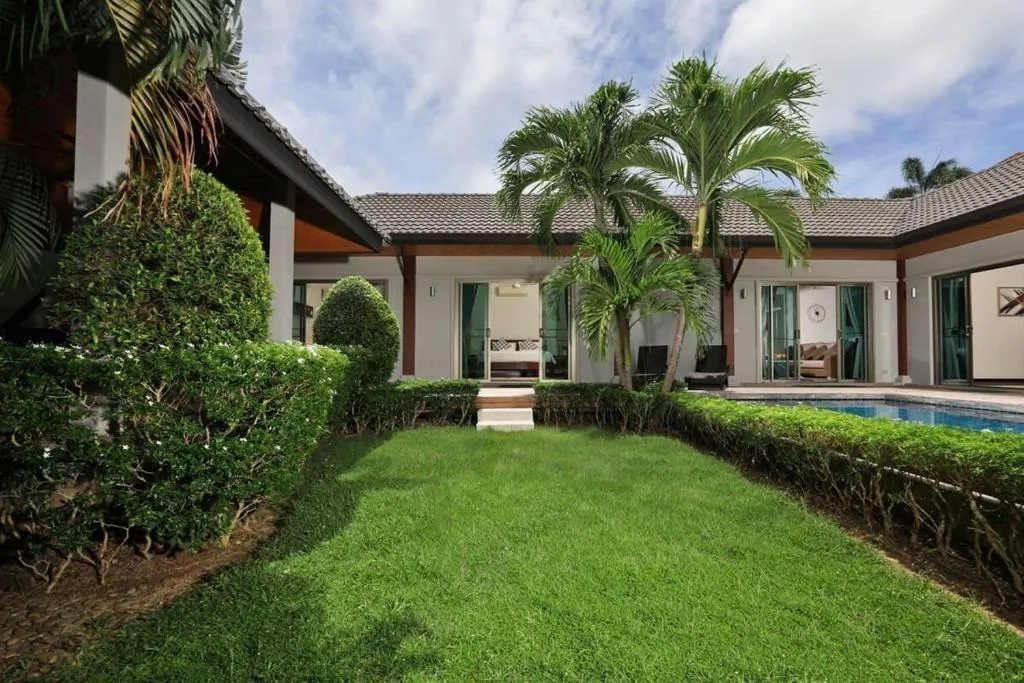 Villa Heni, Най Харн — газон и вилла с бассейном