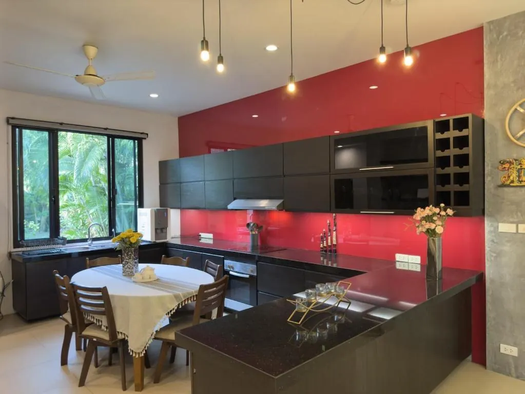 Villa Intira, Раваи — кухня с барной стойкой и винным шкафом