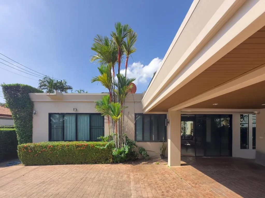 Villa Intira, Раваи — фасад виллы и пальмы