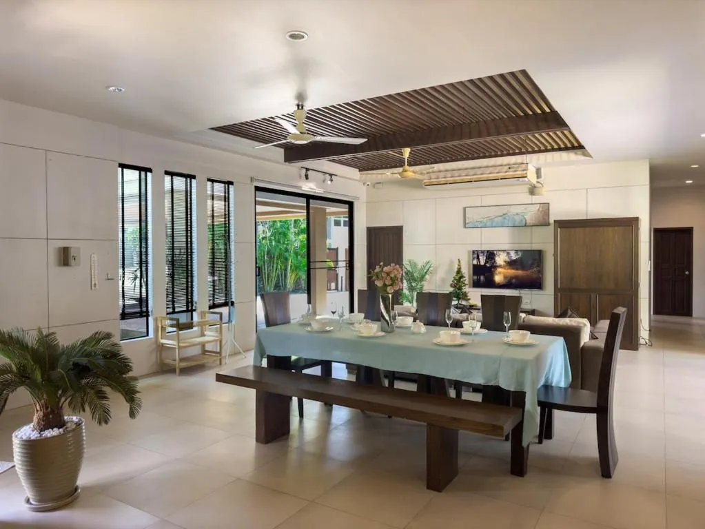 Villa Intira, Раваи — столовая с большим обеденным столом