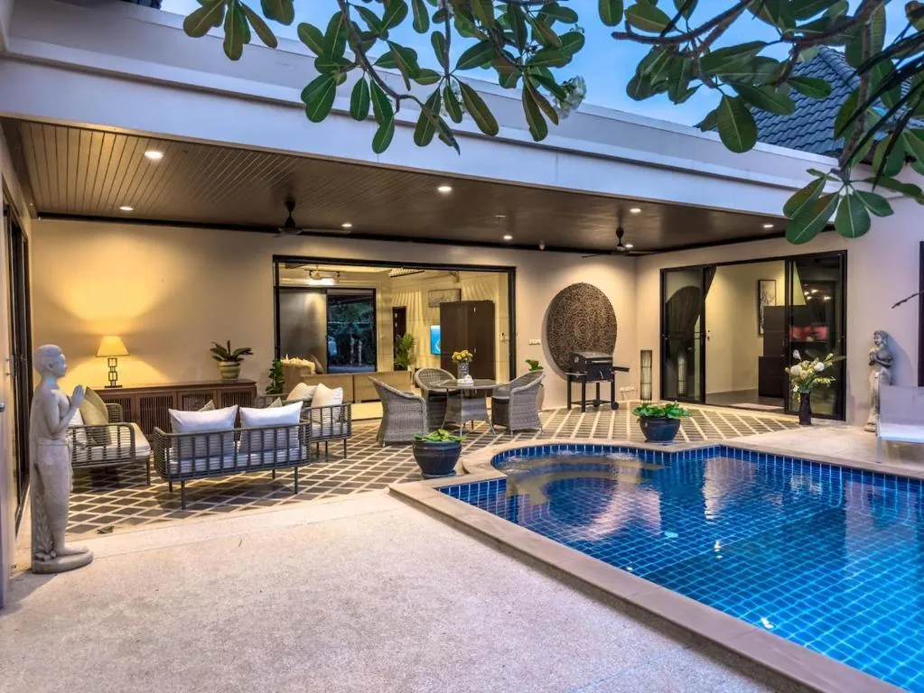 Villa Intira, Раваи — терраса с обеденной зоной у бассейна