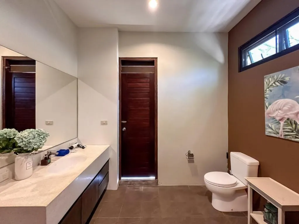 Villa Intira, Раваи — ванная комната с большим зеркалом