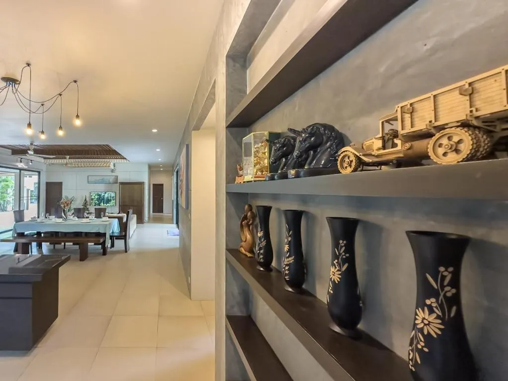 Villa Intira, Раваи — холл с декоративными нишами