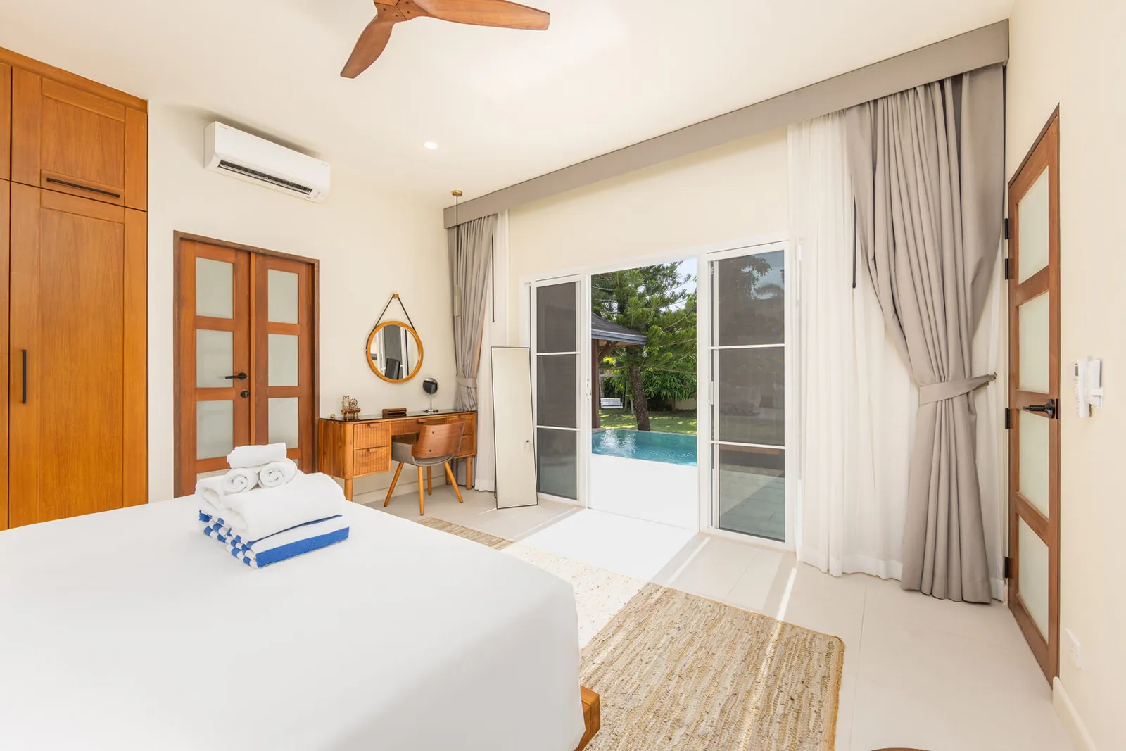 Villa Emilia, Най Харн — спальня с выходом к бассейну