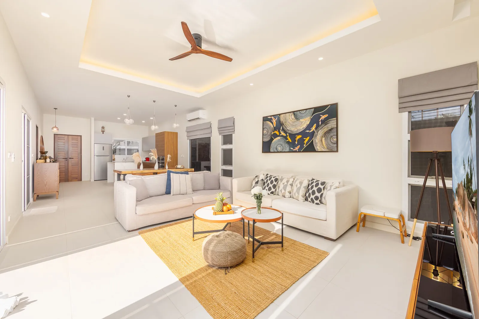 Villa Emilia, Най Харн — гостиная с белым диваном и кухней