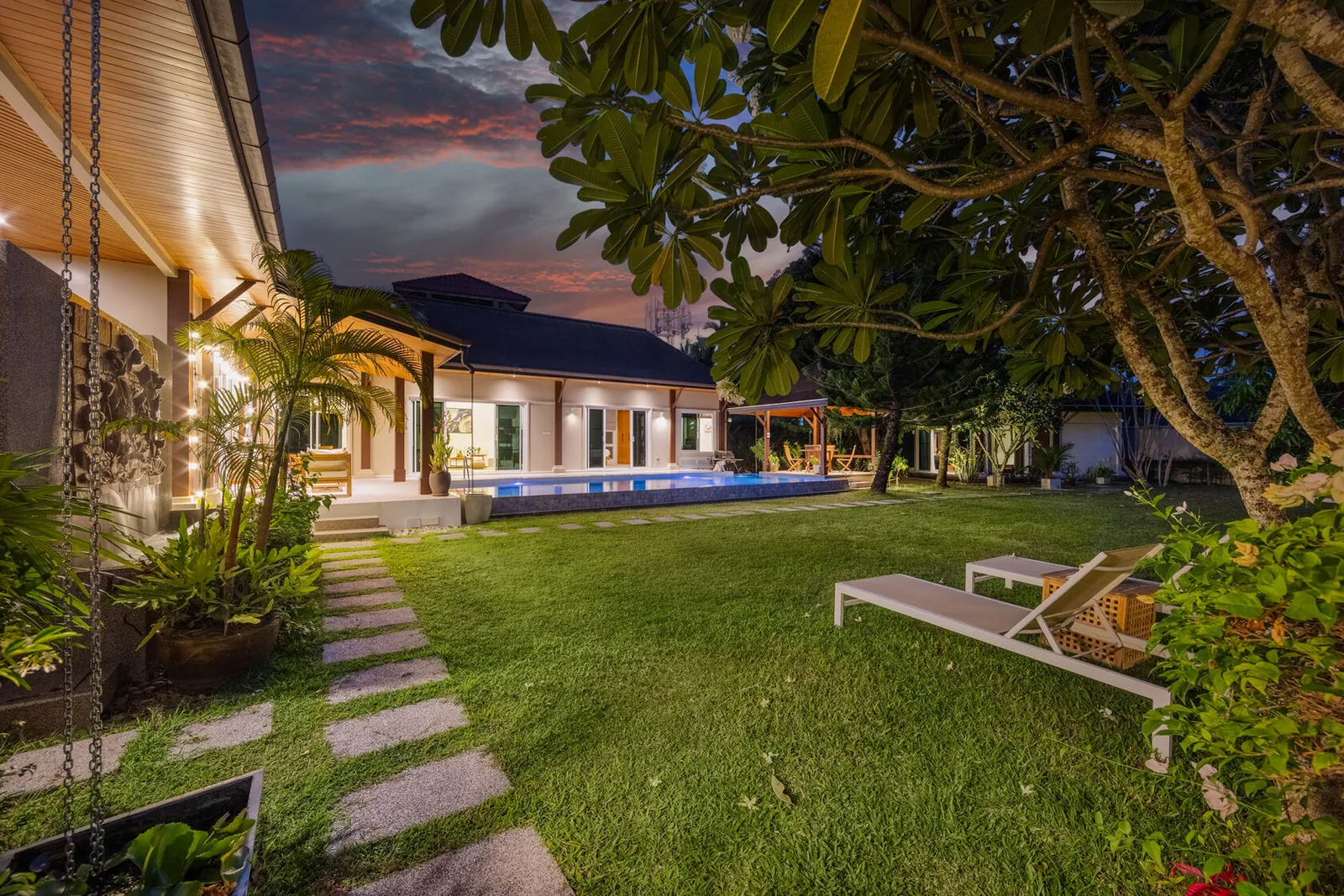 Villa Emilia, Най Харн — сад и бассейн на закате