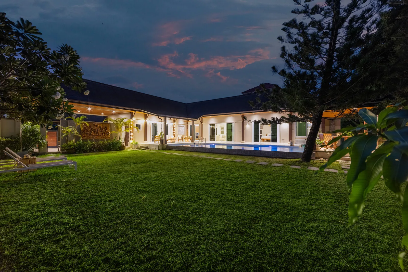Villa Emilia, Най Харн — газон и вилла в сумерках