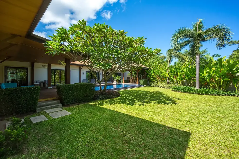 Villa Haeata, Най Харн — дорожка из плит по газону