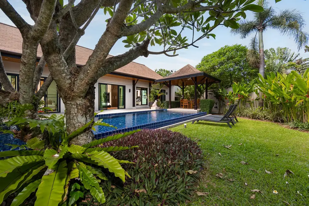 Villa Haeata, Най Харн — бассейн под кроной франжипани