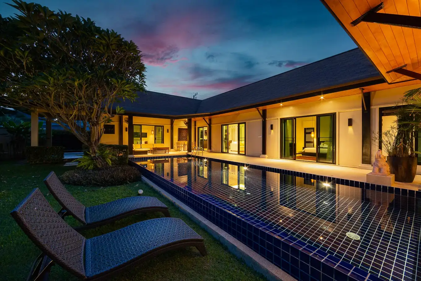 Villa Haeata, Най Харн — шезлонги у бассейна в сумерках